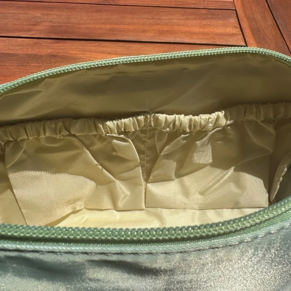 Makeup Bag With Makeup Brush Holder,Toiletries Bag. Cosmetic Bag-New